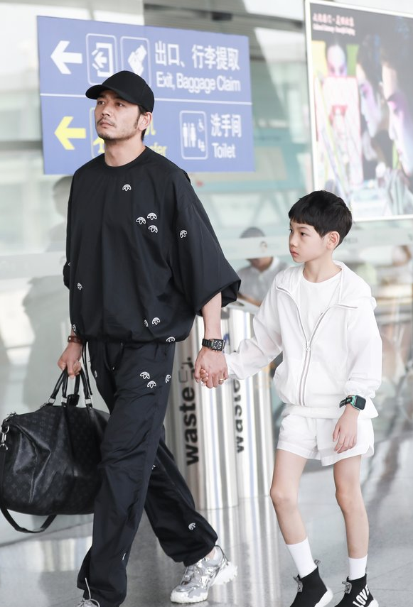 杨烁与儿子现身杨雨辰面目清秀全程高冷无笑脸但非常帅气