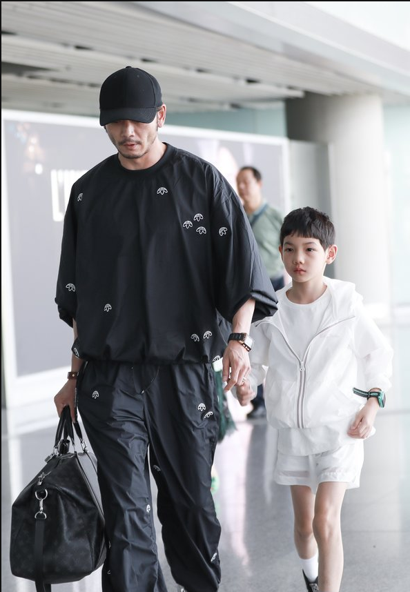 杨烁与儿子现身杨雨辰面目清秀全程高冷无笑脸但非常帅气