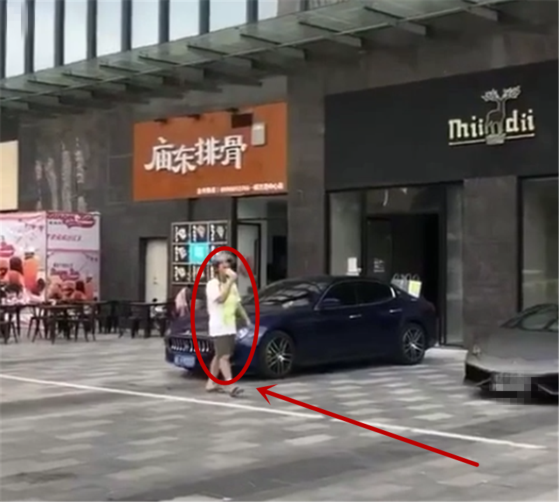 年轻人羡慕的生活:出门穿拖鞋,穿搭很便宜,座驾却是兰博基尼