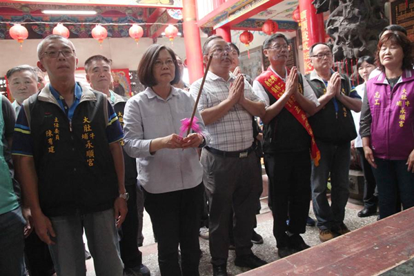 蔡英文到庙里参拜。(图片来源:台湾“中时电子报”)