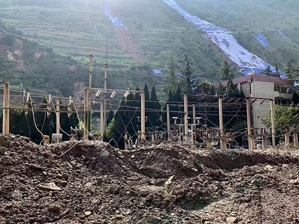 　连续暴雨袭击，泥石流摧毁了埃岱村的一处电厂