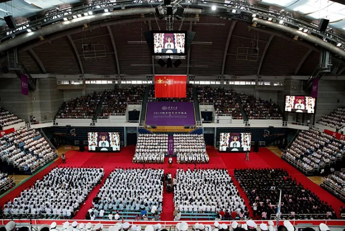 ▲清华大学2019级新生开学典礼现场。 图片来源:新京报