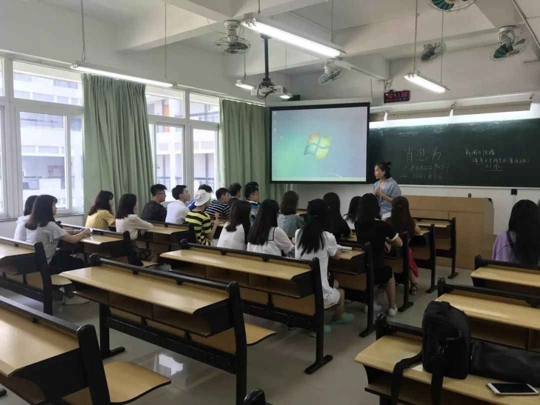 大学班会不知道怎么自我介绍?学长有三个小窍门,有趣又不失大方