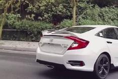 2019款思域，黑色前脸，黑色轮毂，单口排气更具运动感