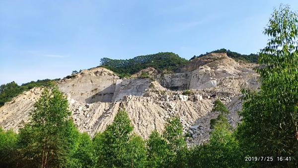 矿山开采导致大面积山体和植被破坏。