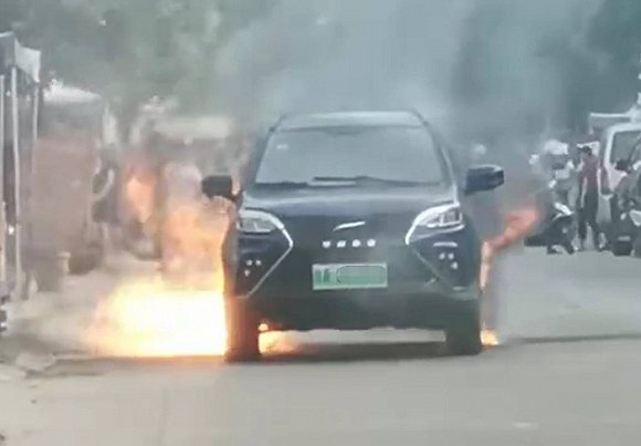 比亚迪新能源事故事件 d964-icmpfxa4992348.jpg