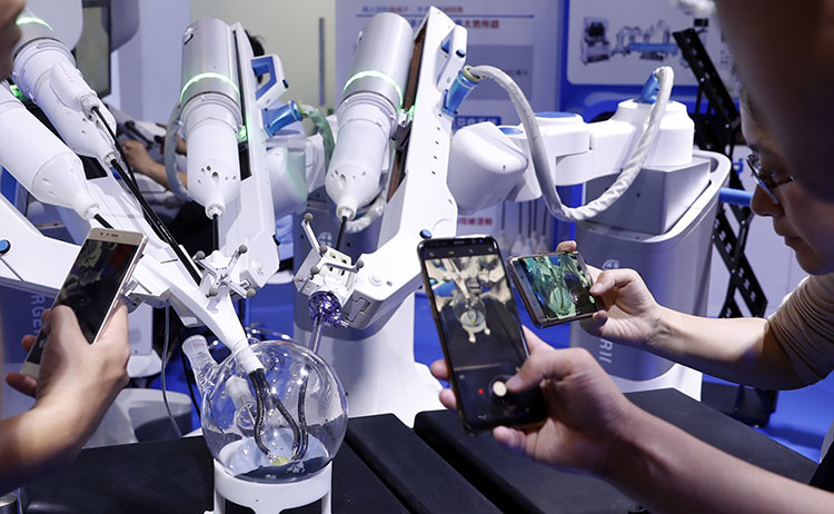 用于医学手术的机器人吸引了大批观众。
