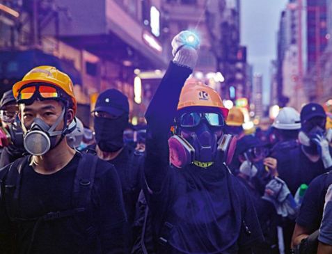▲香港暴徒借游行到处流窜破坏。（《大公报》）