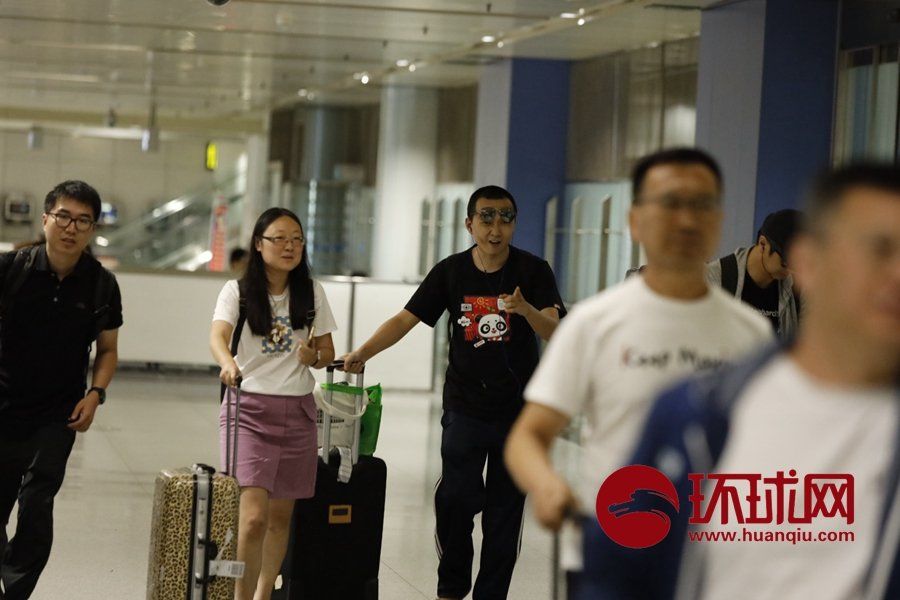 环球网记者付国豪和另一名环球时报赴香港记者王雯雯一同回到北京。环球时报记者 李昊 摄