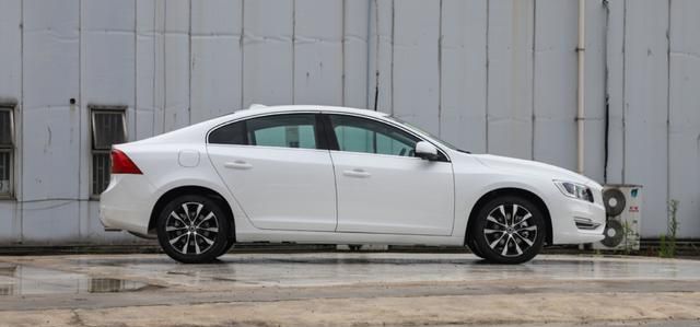 最难受的B级豪车,6.4秒破百比3系更强,从25万跌破20万仍卖不动