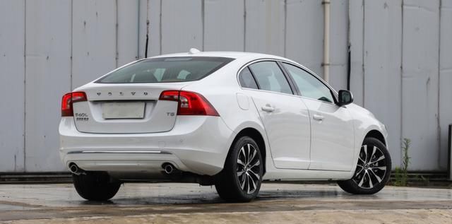 最难受的B级豪车,6.4秒破百比3系更强,从25万跌破20万仍卖不动