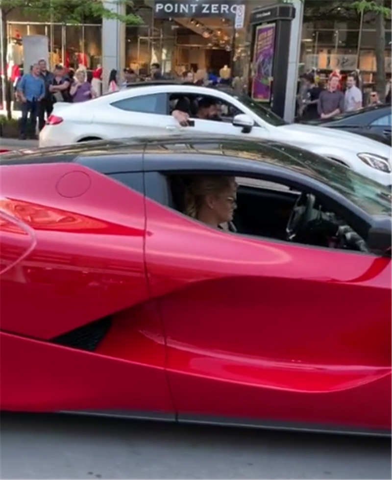 又一台2250万拉法,3秒破百,二手比新车贵千万,亮点是女车主
