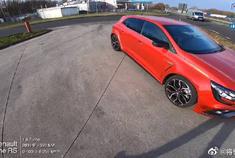 驾驶稀有SUV雷诺RS上了不限速高速，霸气的一幕开始上演了！