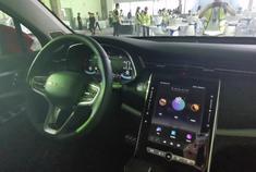 荣威RX5 MAX内饰科技氛围升级，车载大屏也开始走曲面风