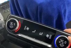 奥迪Q7改装前后液晶空调面板，完美匹配，可谓”天作之合“