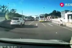 一公交与宝马斗气别车，你觉得谁的问题更大？