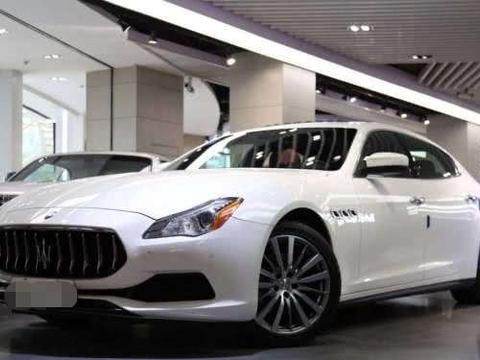 崭新玛莎拉蒂掉入鱼塘，3男1女被困车内，交警看完也无奈！