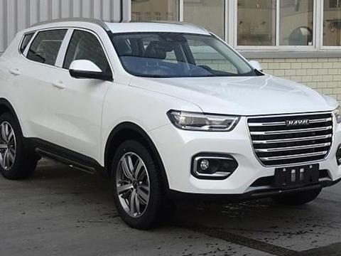 依旧保持现款车型设计，多功能四辐式方向盘后方加入换挡拨片