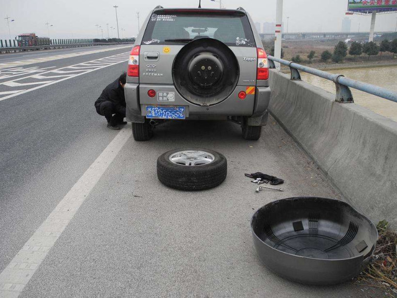 高速行驶突然爆胎?可别情急中猛踩刹车,这样做才能保你安全停车