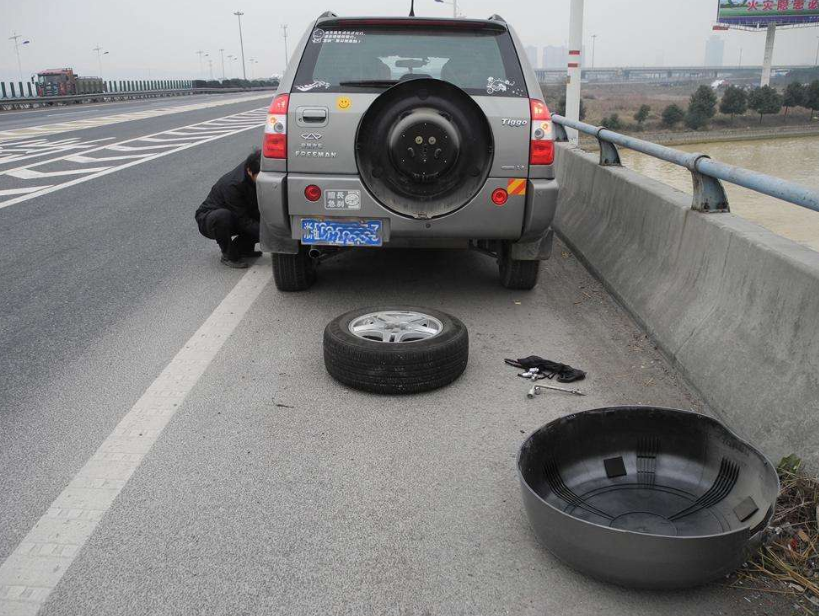 高速行驶突然爆胎？可别情急中猛踩刹车，这样做才能保你安全停车