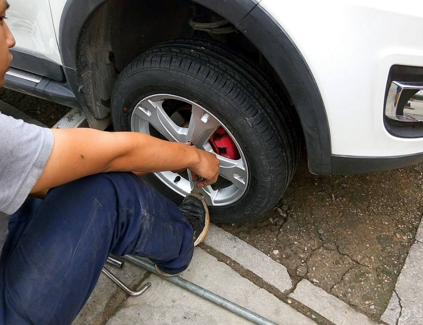 高速行驶突然爆胎?可别情急中猛踩刹车,这样做才能保你安全停车