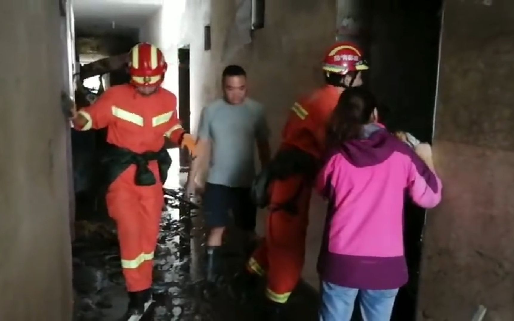 汶川暴雨4万名滞留旅客被转移 消防挨家挨户排查|汶川