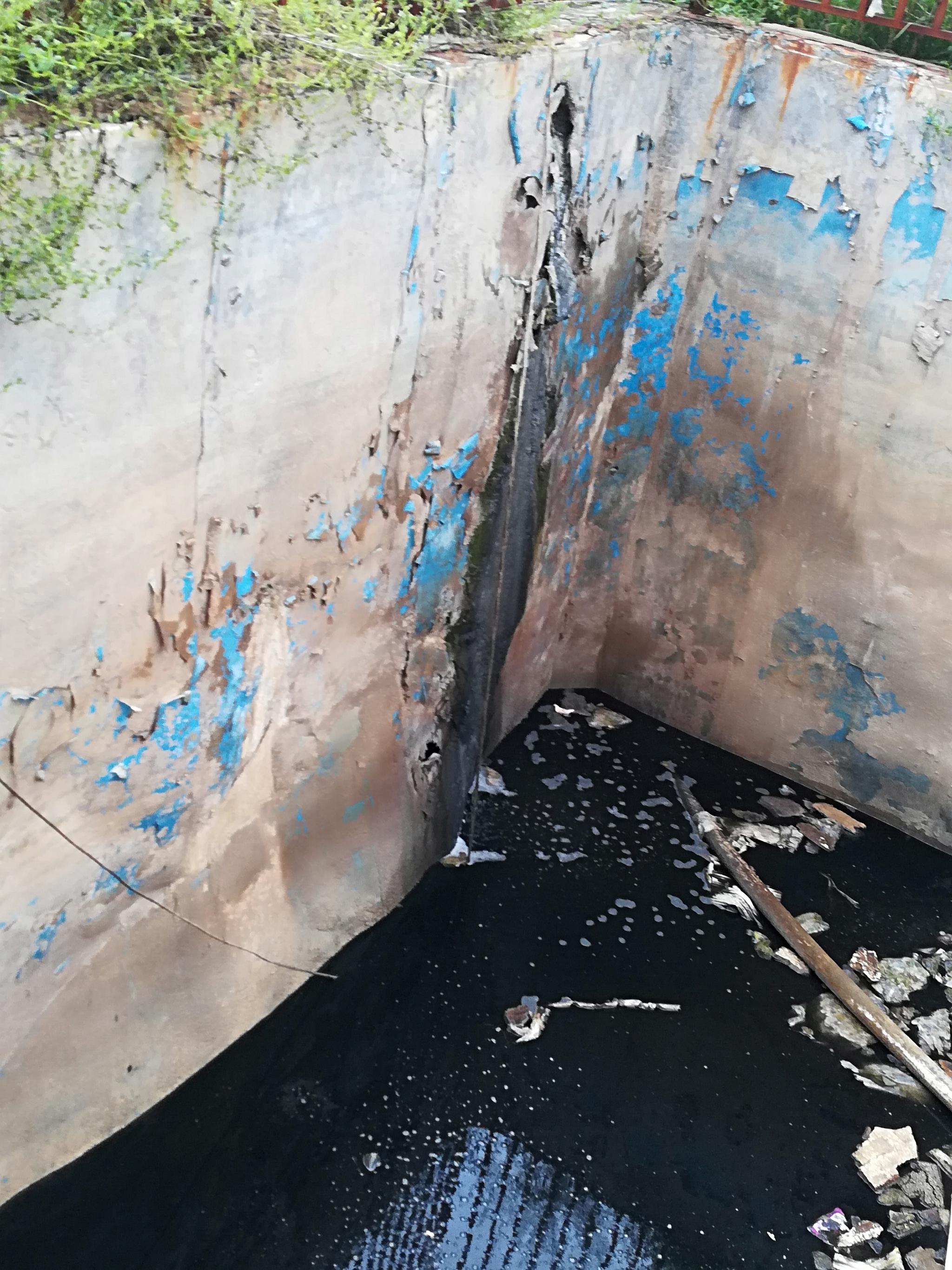 门源县生活垃圾填埋场渗滤液收集池破损直排环境。图/生态环境部