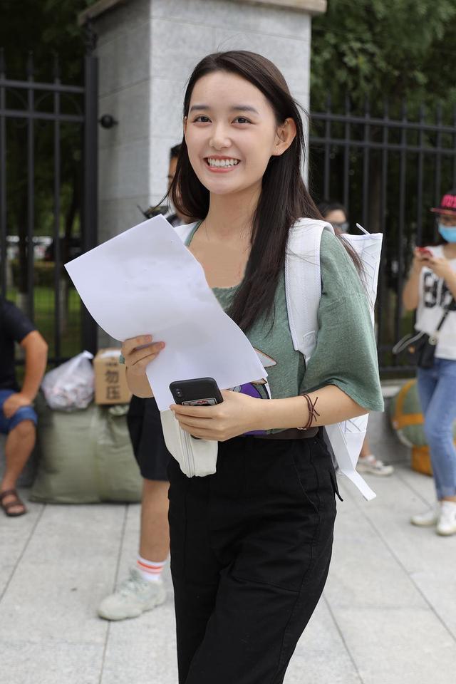 蒋依依现身中戏报道,着装朴实清爽笑容甜美,背着双肩包青春靓丽