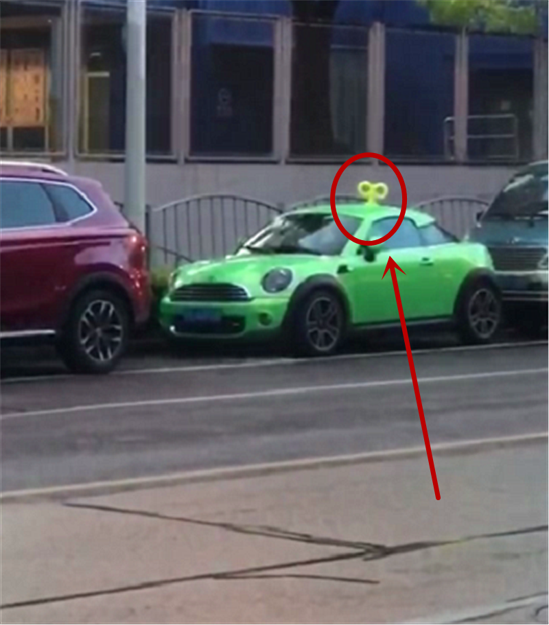 “上发条”的宝马MINI，全车“骚绿色”，车顶一装饰比车吸睛