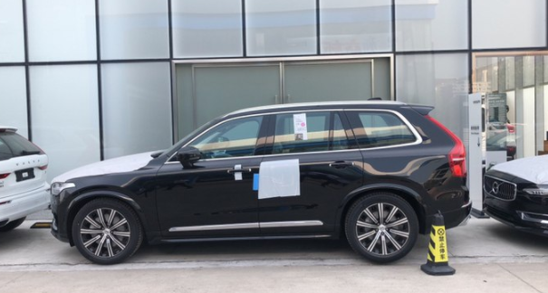 新款沃尔沃XC90到店实拍,提供两种外观风格