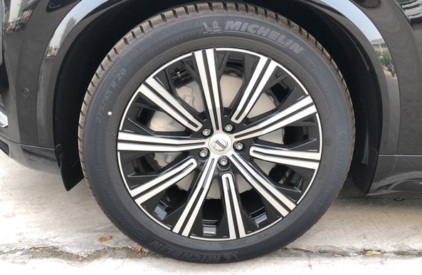 新款沃尔沃XC90到店实拍,提供两种外观风格