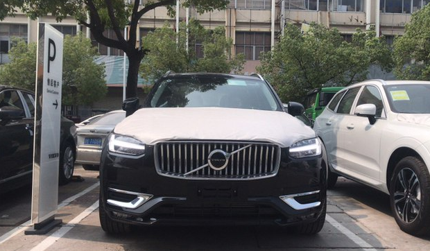 新款沃尔沃XC90到店实拍,提供两种外观风格
