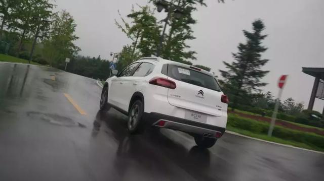 1.2T三缸机,百公里油耗5.1L,试驾雪铁龙C3-XR臻享版