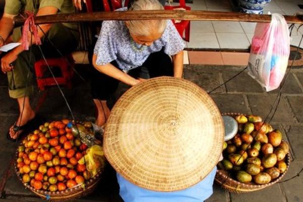 越南旅行时,为何水果店老板给的手套,最好别接?