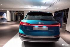 奥迪e-tron电动SUV到店，打开车门亮起流水灯时，谁还要特斯拉！