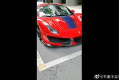 法拉利还是经典款的红色好看啊，梦想车。