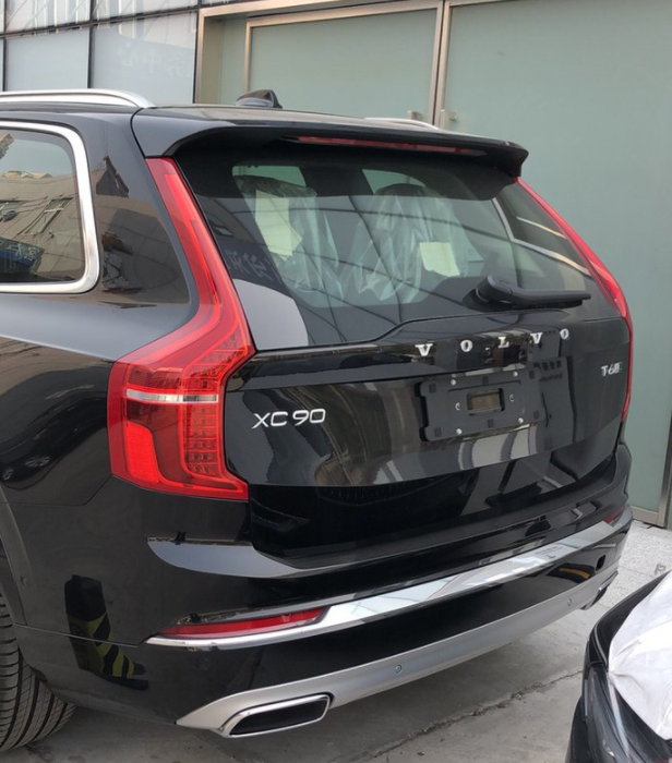 新款沃尔沃XC90到店实拍,提供两种外观风格