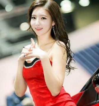 妖娆车模一身红裙，黑色披肩长发，灿烂笑容太迷人