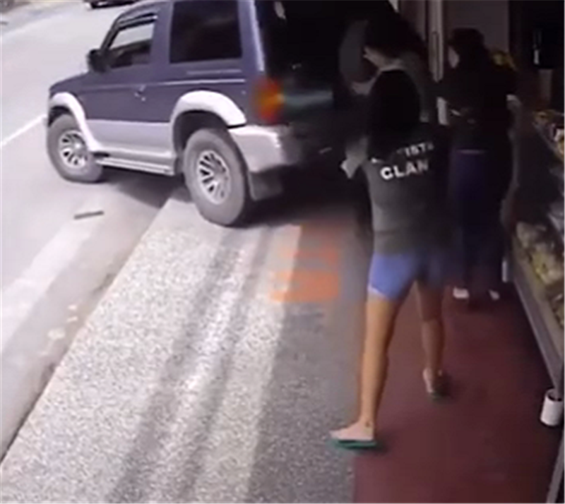 16万吉姆尼停路边,车内手刹忘拉,车子溜坡,直接回到车主身边