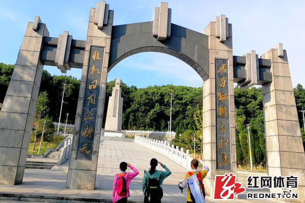 选择益阳老家作为始发站,卢庆丰父女三人在益阳烈士陵园留下了行程的印记。 本文图片 卢庆丰 图