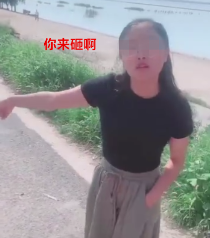 “重庆白帽姐”后,连云港一女司机,逆行堵百辆车,叫嚣:你来砸