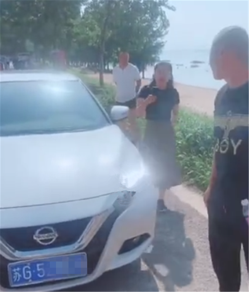 “重庆白帽姐”后,连云港一女司机,逆行堵百辆车,叫嚣:你来砸