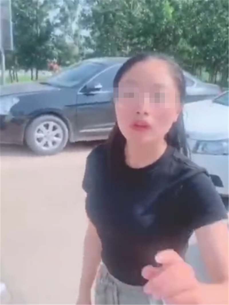 “重庆白帽姐”后,连云港一女司机,逆行堵百辆车,叫嚣:你来砸