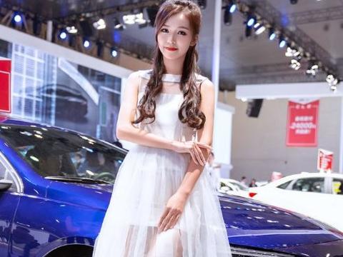 清纯动人车模小姐姐，身穿洁白长裙，实力为别克代言
