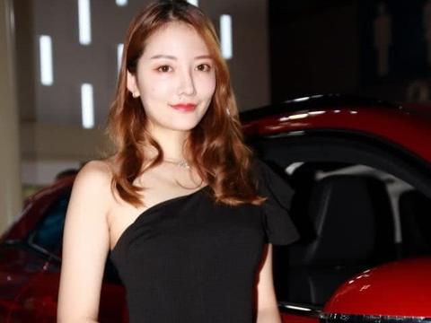 奇瑞如何车展脱颖而出，看看车模多优秀，黑衣长发如天使