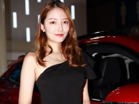 奇瑞如何车展脱颖而出，看看车模多优秀，黑衣长发如天使