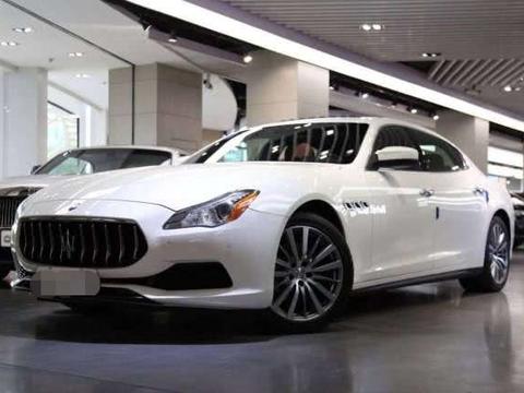 崭新玛莎拉蒂掉入鱼塘，3男1女被困车内，交警看完也无奈！