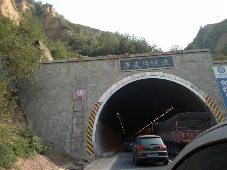 过高速隧道，为啥很多车主不走右侧车道？老司机说出了缘由！