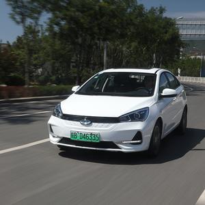 原来奇瑞电动车这么强，有颜值底盘还极佳，试驾艾瑞泽e、瑞虎e