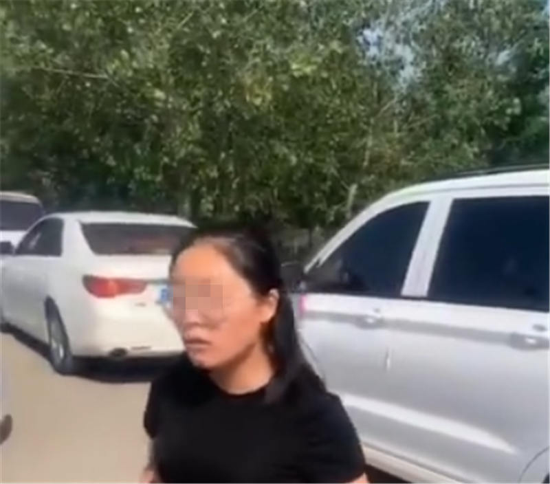 又一位“嚣张”女司机，座驾非保时捷，却逆行堵百辆车，有背景？